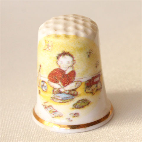 My Weekly Thimble Collection 「What shall I do next?」 次は何をしようかな？ おもちゃをいっぱい散らかして、 ちょっぴり退屈な日もありますね。 パステル調の美しい絵柄です。 My Weekly！ 可愛らしい子供達の日常を描いた ヴィンテージ シンブル イギリス 磁器製 サイズ：約23x23x38mm