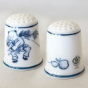 THIMBLES OF THE WORLD'S GREATEST PORCELAIN HOUSES　1980 1980年に世界の名窯25種を集め、 フランクリン・ミントが発行したシンブルコレクションから 「大倉陶園」 森村財閥の会社として1919年に設立。 昭和天皇の長女の結婚や現天皇の結婚式に 製品を納入する皇室御用達窯。 ＊森村財閥はノリタケを擁する世界最大級の陶業企業集団 瓢箪で遊ぶ童子の絵柄。 サイドには大倉陶園のファクトリーマーク。 欧米、ヨーロッパで人気のデザインです。 現在は生産されていないヴィンテージシンブルです。 日本　大倉陶園 磁器製 サイズ：約23x23x28mm