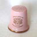 GeroldPorzellan　Hallmark thimble ドイツ（ババリア）　ゲロルド・ポーセリン Hallmarkシンブル メインの絵柄はゲロルドのファクトリーマーク 通常この柄はシンブル内部に描かれています。 通常表面には出ないファクトリーマークのデザインが ホールマーク・シンブルの魅力です。 現在は生産されていない、貴重な品です。 ドイツ（ババリア）　ゲロルド・ポーセリン 磁器 サイズ：約25x25x27mmThe Hallmarked Thimbles of the World's Great Porcelain Houses　 ＝世界の名窯　ホールマーク（窯のマーク）シンブル＝ シンブル・コレクターズ・クラブ（TCC）より1985年に会員向けに限定発売。 全50種の窯(ファクトリー)のマークをデザインしたシンブル。 入手の難しい名窯ばかりのシリーズです。 GEROLD PORZELLAN 　＝ゲロルド（ゲーロルト）・ポーセリン＝ 1904年にNeue Porzellanfabrik e.G.m.b.H設立 1923年、Neue Porzellanfabrik Tattau A.G フリッツ・ゲロルド入社 1937年、弱冠21歳でNeue Porzellanfabrik Tattau Gerold & Companyを率いる。 現在はSeltmann weiden Groupの子会社となっていますが、 Geroldの名での生産はしていません。 新品・未使用の美しい状態 解説のリーフレット・BOX付き！