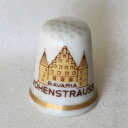 VOHENSTRAUSS　Hallmark thimble 普通なら、食器の裏でひっそりとしながらも 製品の歴史をひもとく鍵となるファクトリーマーク。 そのマークをデザインにして作られたのがこのシンブルです。 現在は生産されていない、貴重な品です。 ヴォッヘンシュトラウス　ドイツ 磁器 サイズ：約21x21x26mmThe Hallmarked Thimbles of the World's Great Porcelain Houses　 ＝世界の名窯　ホールマーク（窯のマーク）シンブル＝ シンブル・コレクターズ・クラブ（TCC）より1985年に会員向けに限定発売。 全50種の窯(ファクトリー)のマークをデザインしたシンブル。 入手の難しい名窯ばかりのシリーズです。 VOHENSTRAUSS　＝　ヴォッヘンシュトラウス　＝ 1901年、西ドイツのババリア地方、チェコとの国境に近く アルツベルグから独立、開業する。 窯を開くにあたり、チューリンゲンから技術者を呼び、指導に当たらせ、 品質の良い製品を生産。 当初家族で生産していましたが、600人を超える職人を抱えるまでに成長。 しかし、 1995年、工場の閉鎖がきまりました。 新品・未使用の美しい状態 解説カード・オリジナルBOX付き