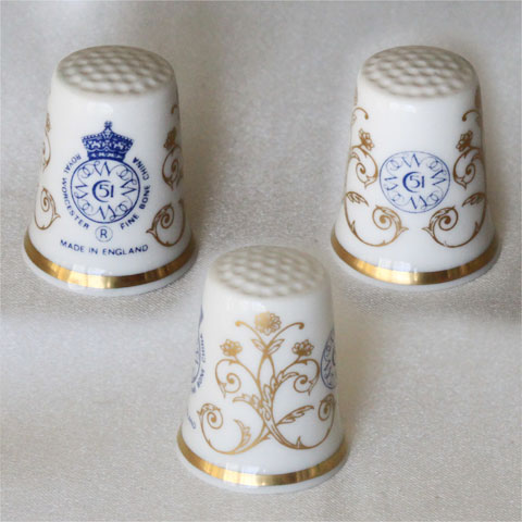 The Hallmarked Thimbles of the World's Great Porcelain Houses　1985 「ロイヤルウースター」 1985年、に世界の名窯50種のホールマーク （窯のシンボル　ファクトリーマーク） をデザインしたシンブルを TCCが発行。 普通なら、食器の裏でひっそりとしながらも 製品の歴史をひもとく鍵となるファクトリーマーク。 そのマークをデザインにして作られたのがこのシンブルです。 1789年にジョージ3世より、ロイヤルの称号を受けて以来、 近年まで、ロイヤルの称号を途切れることなく受け続けている唯一の窯。 現在は生産されていないヴィンテージシンブルです。 イギリス　ロイヤルウースター ファインボーンチャイナ サイズ：約21x21x27mmThe Hallmarked Thimbles of the World's Great Porcelain Houses　 ＝世界の名窯　ホールマーク（窯のマーク）シンブル＝ シンブル・コレクターズ・クラブ（TCC）より1985年に発売。 全50種の窯(ファクトリー)のマークをデザインしたシンブル。 入手の難しい名窯ばかりのシリーズです。 ROYAL WORCESTER 　ロイヤル　ウースター イギリスの陶磁器メーカー。 1751年、ウスター市にウースター磁器会社として創業。 1789年、ジョージ3世より、英国の陶磁器界で初のロイヤルの称号を与えられる。 ロイヤルの称号を途切れることなく受け続けていた唯一の窯で、現存する英国最古の名窯でしたが、 2009年、そのブランド名と知的財産をポートメリオン社が購入。 傘下のスポードと共にポートメリオングループの一員となっています。