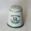 VISTA ALEGRE　Hallmark thimble 普通なら、食器の裏でひっそりとしながらも 製品の歴史をひもとく鍵となるファクトリーマーク。 そのマークをデザインにして作られたのがこのシンブルです。 ポルトガルを代表するビスタアレグレ。 今も多くの陶磁器製品を生産するVAの希少なシンブル。 現在は生産されていない、貴重な品で、 入手の難しい品です。 ビスタアレグレ　ポルトガル 磁器 サイズ：約21x21x25mmVISTA　ALEGR　＝　ビスタ　アレグレ　＝ Pinto Basto により1824年に開窯 ロイヤル(王立)ファクトリーの称号を受け、 ポルトガルのトップメーカーとなる。 「幸せの光景」を意味するビスタアレグレは 今も世界中に素晴らしい製品を届け続けています。 新品・未使用の美しい状態での入手はきわめて難しい上、 解説カード・オリジナルBOX付き！！ The Hallmarked Thimbles of the World's Great Porcelain Houses　 ＝世界の名窯　ホールマーク（窯のマーク）シンブル＝ シンブル・コレクターズ・クラブ（TCC）より1985年に会員向けに限定発売。 全50種の窯(ファクトリー)のマークをデザインしたシンブル。 入手の難しい名窯ばかりのシリーズです。