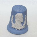 Wedgwood Jasperware イギリスの名窯、ウェッジウッドの代表作 「ジャスパーウェアー」のシンブルです。 イギリス歴代の王と女王の胸像をデザインした 「キング＆クィーン・オブ・イングランド」 より ヘンリー2世　　Henry II プランタジネット朝、初代イングランド王 （在位：1154年 - 1189年） ピレネーから南フランスおよびイングランドにまたがる アンジュー帝国を築いた。 イギリス　ウェッジウッド ジャスパーウェアー サイズ：約22x22x25mmウェッジウッド　Wedgwood England イギリスのキング＆クィーン （Kings and Queens of England）　より ヘンリー2世　　Henry II ピレネーから南フランスおよびイングランドにまたがるアンジュー帝国を築いた王 ウェッジウッドの名を不動のものとしたジャスパーウェアー 1759年にイギリス陶芸の父と呼ばれるジョサイア・ウェッジウッドにより設立。 エナメルの釉薬を使用したクイーンズウェア、ブラックバサルト、ジャスパーウェアーなど、 数々の磁器技法を開発しています。