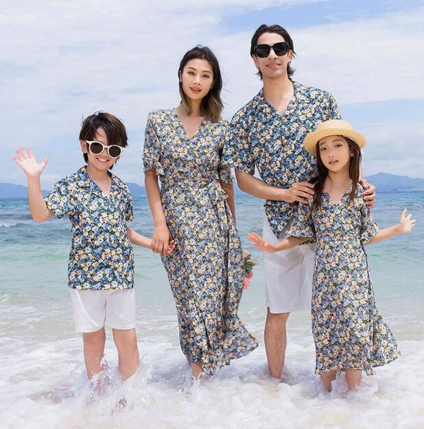 Rakuten - 小雛菊柄親子ペア 家族お揃い衣装 半袖 親子ペアルック ロング丈ワンピース 可愛いドレス親子ペア 夏 パパと息子旅行撮影 結婚式 メンズショートパンツ ワンピース 女の子 男の子カジュアルシャツ開襟シャツ海リゾート旅行お出かけ美品　90-160　S-3XL