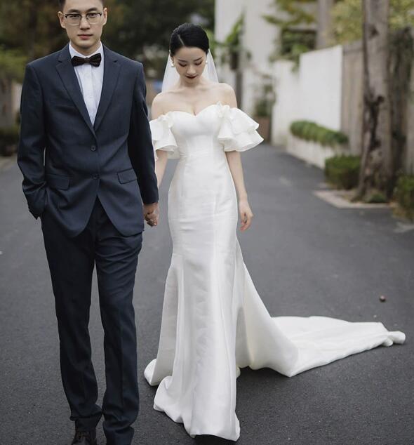 ウェディングドレス 可愛い フリル袖 美しい背中 編み上げ 結婚式 パーティー オフショルダー オフショル ブライダルドレス 前撮り 後撮り 撮影 ロング丈 二次会 フォトウェディング 成人式 パーティー 発表会 誕生日 演奏会 大きいサイズ XS-3XL