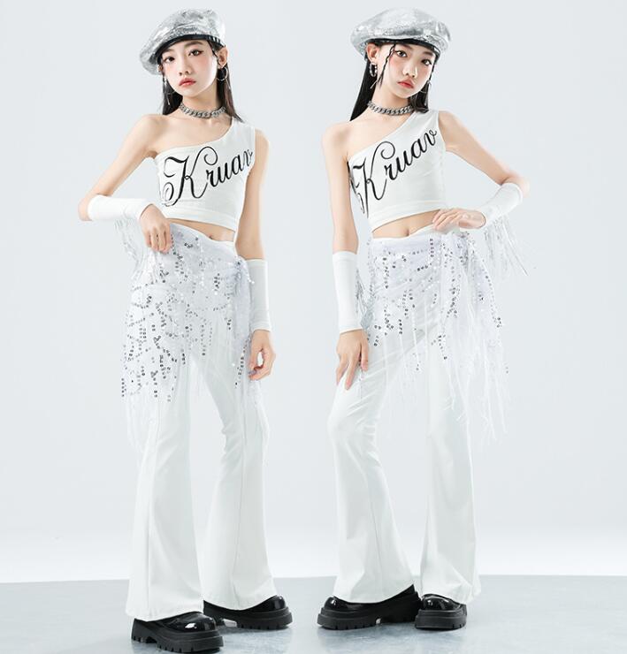 樂天商城 - 女の子ダンス衣装 キャミソール ラッパパンツ 白 字母プリントシングル肩キャミソール 韓国 hiphop 女の子 可愛い かっこいいダンスウエア ヒップホップ ジャズダンス k-pop 舞台服 演出服 練習着 団体服 発表会 原宿系 個性派 派手 春夏110-180cm