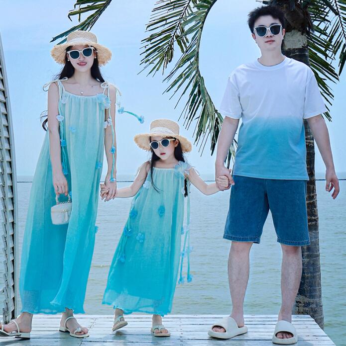 親子ペア 衣装 水色 キャミソールワンピース 立体花柄 カップル 夏服 海旅行衣装 親子コーデ ペアルック 夏服 ロング丈 蝶飾り付き キャミソール ビーチドレス Tシャツ＋半ズボン 家族活動 ママ パパ 息子 娘 お揃い衣装 沖縄旅行 ハワイ旅行 親子 撮影衣装