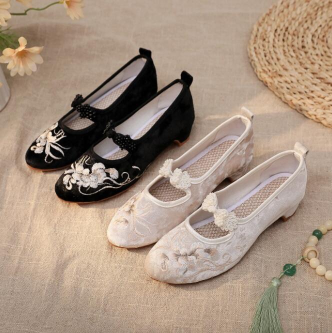 Rakuten - 民族風 夏パンプス 花刺繍 部屋着 民族風 チャイナシューズ 2色 ストラップ レディース 婦人靴 パンプス 中華シューズ 春夏秋向け 布靴 カジュアル 春パンプス エスニック 民族風 チャイナ靴 中華靴 疲れない ローヒール ぺたんこ コンフォートシューズ