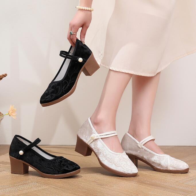 Rakuten - 夏パンプス　2色 ヒール 民族風 チャイナシューズ ストラップ レディース 婦人靴 パンプス 中華シューズ 春夏秋向け 布靴 カジュアル 春パンプス エスニック 民族風 チャイナ靴 中華靴 疲れない ローヒール ぺたんこ コンフォートシューズ