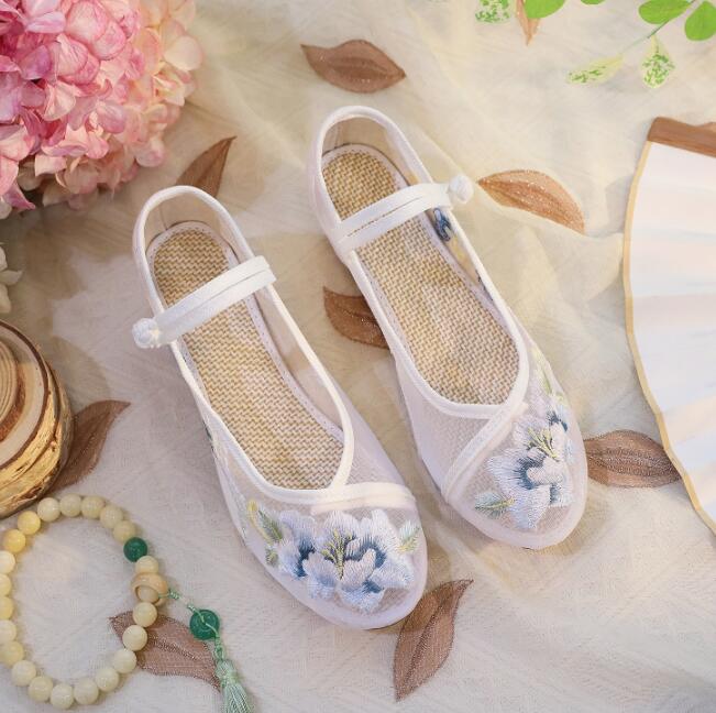 樂天商城 - 夏パンプス　白　花刺繍 透明 民族風 チャイナシューズ ストラップ レディース 婦人靴 パンプス 中華シューズ 春夏秋向け 布靴 カジュアル 春パンプス エスニック 民族風 チャイナ靴 中華靴 疲れない ローヒール ぺたんこ コンフォートシューズ
