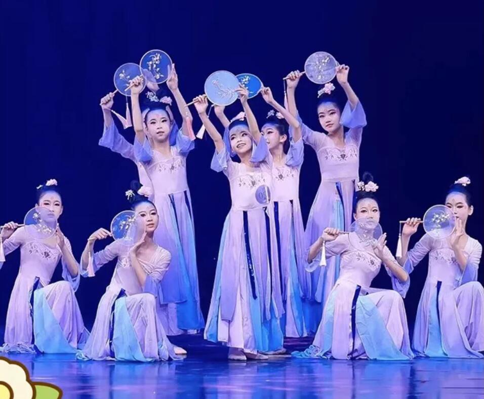 商品名 古典ダンス 衣装 子供～大人 中華風 古風 演出服 　 色 画像参考 サイズcm 110 身長100-110cm 体重15-21kg 120身長110-120cm 体重20-25kg 130身長120-130cm 体重22-28kg 140身長130-140cm 体重28-33kg 150身長140-150cm 体重33-40kg 160身長150-160cm 体重40-50kg 170身長160-170cm 体重50-55kg 内容 トップス＋キャミソール＋スカート 素材 素材：ポリエステル 連絡について ＊土日祝日に電話対応不可、メールでの返信は48時間以内させていただきます。弊社と連絡取れないことはございません、最後まできちんと対応いたします、どうぞご安心ください。 ＊誠に勝手ながら、ご理解頂きますようお願い申し上げます。 注意事項 ＊ページの閲覧環境によって、掲載写真と実際の商品の色合いが異なる場合があります。 ＊モデルに小物を使う場合がございますが、商品に含まれませんのでご了承下さい。 ＊生産過剰や在庫管理条件より細かなキズやヨゴレなどがございます。完璧品をお求めの方と細かい部分を気になさる方は、ご購入をご遠慮ください。 ＊在庫は複数店舗共有しております、在庫更新は遅れるより在庫切れの場合がございます、その場合、できるだけ早めに報告させていただきますが、どうか容赦ください。 ＊商品の仕様は、製造元の都合により予告なく変更する場合があります。 ＊お届けした商品に不備がございましたら、お届け後5日以内にご連絡ください。確認後速やかに対応させていただきます。なお期日を過ぎた場合はお受け致しかねますので予めご了承ください。 ＊他に不明点がございましたら、ご連絡くださませ。商品名 古典ダンス 衣装 子供～大人 中華風 古風 演出服 　 色 写真色 内容 トップス＋キャミソール＋スカート サイズ 110 身長100-110cm 体重15-21kg 120身長110-120cm 体重20-25kg 130身長120-130cm 体重22-28kg 140身長130-140cm 体重28-33kg 150身長140-150cm 体重33-40kg 160身長150-160cm 体重40-50kg 170身長160-170cm 体重50-55kg 素材 素材：ポリエステル 連絡について ＊土日祝日に電話対応不可、メールでの返信は48時間以内させていただきます。弊社と連絡取れないことはございません、最後まできちんと対応いたします、どうぞご安心ください。 ＊誠に勝手ながら、ご理解頂きますようお願い申し上げます。 注意事項 ＊ページの閲覧環境によって、掲載写真と実際の商品の色合いが異なる場合があります。 ＊モデルに小物を使う場合がございますが、商品に含まれませんのでご了承下さい。 ＊生産過剰や在庫管理条件より細かなキズやヨゴレなどがございます。完璧品をお求めの方と細かい部分を気になさる方は、ご購入をご遠慮ください。 ＊在庫は複数店舗共有しております、在庫更新は遅れるより在庫切れの場合がございます、その場合、できるだけ早めに報告させていただきますが、どうか容赦ください。 ＊商品の仕様は、製造元の都合により予告なく変更する場合があります。 ＊お届けした商品に不備がございましたら、お届け後5日以内にご連絡ください。確認後速やかに対応させていただきます。なお期日を過ぎた場合はお受け致しかねますので予めご了承ください。 ＊他に不明点がございましたら、ご連絡くださませ。