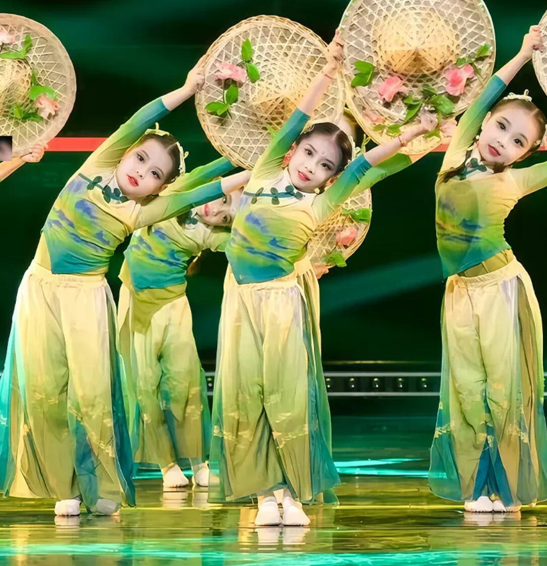 商品名 古典ダンス 衣装 子供～大人 中華風 古風 演出服 　 色 画像参考 サイズcm 110 身長100-110cm 体重15-21kg 120身長110-120cm 体重20-25kg 130身長120-130cm 体重22-28kg 140身長130-140cm 体重28-33kg 150身長140-150cm 体重33-40kg 160身長150-160cm 体重40-50kg 170身長160-170cm 体重50-55kg 内容 トップス＋パンツ 素材 素材：ポリエステル 連絡について ＊土日祝日に電話対応不可、メールでの返信は48時間以内させていただきます。弊社と連絡取れないことはございません、最後まできちんと対応いたします、どうぞご安心ください。 ＊誠に勝手ながら、ご理解頂きますようお願い申し上げます。 注意事項 ＊ページの閲覧環境によって、掲載写真と実際の商品の色合いが異なる場合があります。 ＊モデルに小物を使う場合がございますが、商品に含まれませんのでご了承下さい。 ＊生産過剰や在庫管理条件より細かなキズやヨゴレなどがございます。完璧品をお求めの方と細かい部分を気になさる方は、ご購入をご遠慮ください。 ＊在庫は複数店舗共有しております、在庫更新は遅れるより在庫切れの場合がございます、その場合、できるだけ早めに報告させていただきますが、どうか容赦ください。 ＊商品の仕様は、製造元の都合により予告なく変更する場合があります。 ＊お届けした商品に不備がございましたら、お届け後5日以内にご連絡ください。確認後速やかに対応させていただきます。なお期日を過ぎた場合はお受け致しかねますので予めご了承ください。 ＊他に不明点がございましたら、ご連絡くださませ。商品名 古典ダンス 衣装 子供～大人 中華風 古風 演出服 　 色 写真色 内容 トップス＋パンツ サイズ 110 身長100-110cm 体重15-21kg 120身長110-120cm 体重20-25kg 130身長120-130cm 体重22-28kg 140身長130-140cm 体重28-33kg 150身長140-150cm 体重33-40kg 160身長150-160cm 体重40-50kg 170身長160-170cm 体重50-55kg 素材 素材：ポリエステル 連絡について ＊土日祝日に電話対応不可、メールでの返信は48時間以内させていただきます。弊社と連絡取れないことはございません、最後まできちんと対応いたします、どうぞご安心ください。 ＊誠に勝手ながら、ご理解頂きますようお願い申し上げます。 注意事項 ＊ページの閲覧環境によって、掲載写真と実際の商品の色合いが異なる場合があります。 ＊モデルに小物を使う場合がございますが、商品に含まれませんのでご了承下さい。 ＊生産過剰や在庫管理条件より細かなキズやヨゴレなどがございます。完璧品をお求めの方と細かい部分を気になさる方は、ご購入をご遠慮ください。 ＊在庫は複数店舗共有しております、在庫更新は遅れるより在庫切れの場合がございます、その場合、できるだけ早めに報告させていただきますが、どうか容赦ください。 ＊商品の仕様は、製造元の都合により予告なく変更する場合があります。 ＊お届けした商品に不備がございましたら、お届け後5日以内にご連絡ください。確認後速やかに対応させていただきます。なお期日を過ぎた場合はお受け致しかねますので予めご了承ください。 ＊他に不明点がございましたら、ご連絡くださませ。