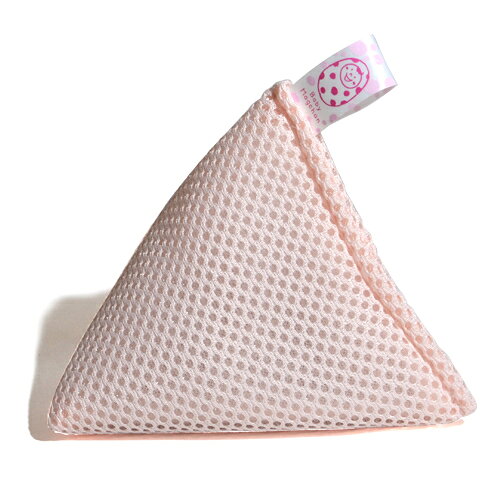 【ピンク2個セット】 マグちゃんは、「マグネシウムと水だけで洗う」つかう人と環境にやさしいお洗濯です。 高純度99.95％のマグネシウムと一緒に衣類を洗濯するだけで、水素を発生しアルカリイオン水に変化。水道のお水が石けん水に！ 洗剤なしでも皮脂汚れをスッキリ落とし、部屋干し後のイヤなニオイも残しません。敏感肌の方にもおすすめです。 ★単品でも洗剤と同レベルの洗浄力 ★合成洗剤の約10倍の消臭力 ★洗濯槽のカビも剥がれやすい抗菌力 ★柔軟剤不要のふんわり仕上げ ★約1年繰り返し使えて経済的 【使用方法】 ・洗濯物と一緒に洗濯機に入れるだけ（洗濯、すすぎ、脱水基本サイクルは入れっぱなしでOK） ・洗剤や柔軟剤を使わないでお洗濯できます。 ・洗濯後は乾かしてください。 ・洗浄、消臭効果は約1年間（1日1回）持続します。 ・ニオイの落ちにくい洗濯物は浸け置き洗いが効果的です。 ・全自動式、ドラム式、2槽式洗濯機に使用可能です。 【使用量の目安】 ・洗濯物約3kg以下・・・マグちゃん1個 ・洗濯物約6kg以下・・・マグちゃん2個 ・洗濯物約6kg以下・・・マグちゃん3個 商品名：洗濯補助用品（ベビーマグちゃん） 内容量：約70g 成分　：マグネシウム（純度99.9%） 液性 　：弱アルカリ性 材質 　：旭化成フュージョン（ナイロン・ポリエステル） 用途　 ：綿・麻・合成繊維用 製造元　：株式会社宮本製作所 ★沖縄は送料400円ご負担頂ければ発送可能です。こちらで送料修正致します★【ピンク2個セット】
