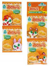 【15個セット】サンコー　みかんグミ　80g(20g×4) 国産うんしゅうみかんの濃縮果汁を100％（生果汁換算）使用した、とってもジューシーなみかん味のグミキャンディー。着色料・香料不使用です。 【原材料】 水飴（国内製造）、砂糖（てん菜（国産））、濃縮うんしゅうみかん果汁（うんしゅうみかん（国産））、ゼラチン、粉末オブラート、食用油脂／酸味料（クエン酸）、ゲル化剤（ペクチン）、光沢剤 【商品情報】 ☆★国産うんしゅうみかんの濃縮果汁を100％（生果汁換算）使用した、とってもジューシーなみかん味の グミキャンディー。 ☆一口サイズのグミが4連に個別包装されています。とてもお召し上がりやすいです。 ☆着色料・香料不使用です。 ＊グミ同士のベタツキ防止に光沢剤を使用しておりますが、これはヤシ由来ものですので、安心して お召し上がりください。 ＊6倍濃縮の温州みかん果汁を1袋（20g）あたり約3．4g使用していますので、生果汁に換算しますと 商品重量の100％に相当する量を使用しています。 【食べ方】 ☆そのままどうぞ。 ☆おやつとしてどうぞ。 ＊グミの表面に白い粉末が見えることがありますが、これは原材料の一部です。安心してお召し上がりください。 ＊切り口や袋のはしで手を切らないようご注意ください。 ＊本品はゼラチンが溶けて付着・変形することがあるため、28℃以下で保存してください。 ＊本品は直射日光・高温多湿の場所に置かれたり経時変化により色が褐色に変化する場合があります。 ＊のどに詰まらせないように、少しずつよく噛んでお召し上がりください。 【栄養成分】 エネルギー6kcal たんぱく質1.g 脂質0g 炭水化物14.9g 食塩相当量0.004g ★★注文が入り次第、新しい商品を入荷しますので、発送までに少しお時間がかることがあります。ご了承下さい。 ★沖縄は送料400円ご負担頂ければ発送可能です。こちらで送料修正致します★【15個セット】サンコー　みかんグミ　80g(20g×4)