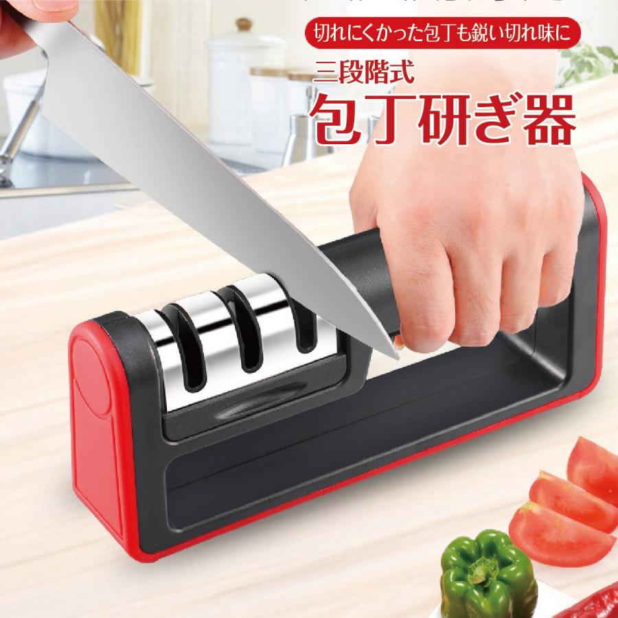 3段階式 包丁研ぎ器切れにくかった包丁も鋭い切れ味にシャープに仕上げる3種類の砥石1.粗研ぎ タングステンスチールで切れ味の悪い刃を素早く整えます。2.中研ぎ ダイヤモンド砥石で刃の傷を修復し、シャープにします。3.細研ぎ 航空セラミックで細かな凹凸をなくし、表面を滑らかにします。滑りにくく安定感がありグリップも握りやすい設計になっています。
