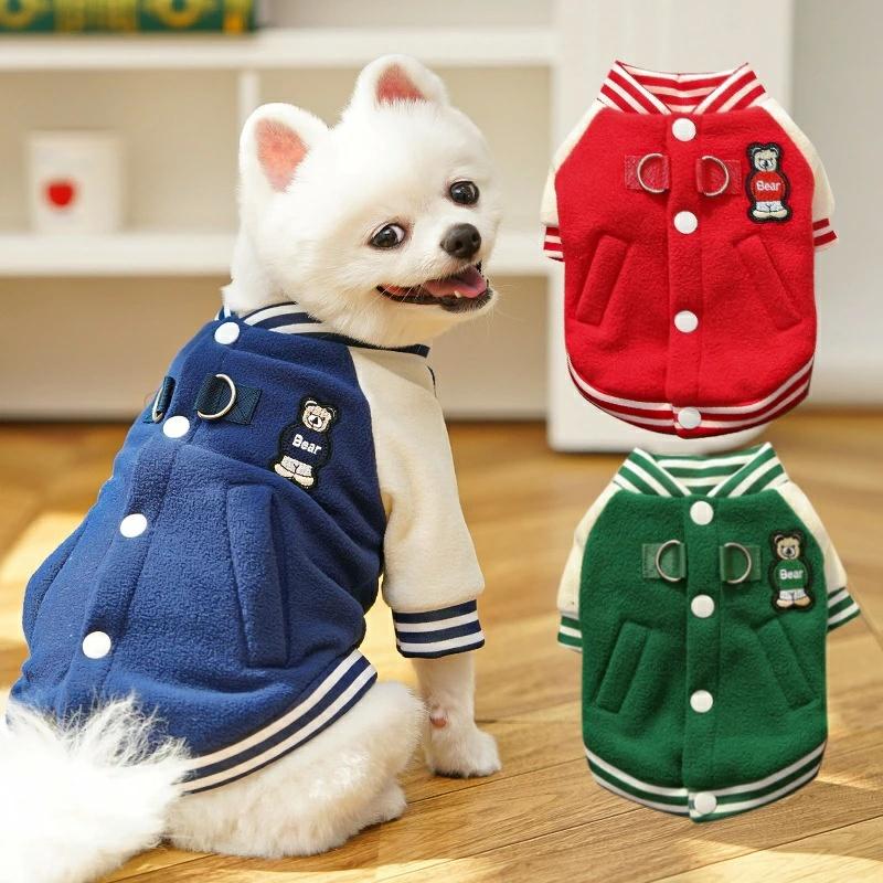 犬服 春秋 小型犬 中型犬 子犬 服 ペット服 犬の服 猫 服 秋 冬 ポーラーフリース ベスト 洋服 おしゃれ かわいい 防寒 暖かい厚い生地を採用、とてもあたたかなペット用防寒服です。秋冬シーズンに防寒が最適、表地、裏地とてもソフトで快適な生地で、着心地も良く、着せやすいです。襟がないデザインなので首輪の邪魔にならず、胸毛も絡まりにくいです毛まみれを避けるのために部屋着として使え、室内の抜け毛対策や傷なめ防止に必ず,腹の部分が穴で、小便も服の汚れを心配しないでください。老犬や洋服の苦手な犬にも最適で、ボタン留めなので着脱がしやすいです,袖なしだから着せやすく手の短い犬種にもピッタリです子犬子猫への素晴らしい秋冬の贈り物です。記念/写真撮影、毎日の着用に最適です。お部屋、お寝間、お散歩、お出かけなどに大活躍。メーカー希望小売価格はメーカーサイトに基づいて掲載しています