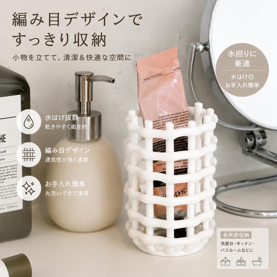【商品の特徴】1. セラミック陶器素材 水回り・卓上両方衛生的上質セラミックを採用、表面緻密で汚れ、歯磨き粉、メイク色素が染み込みにくい。洗面台で使っても湿気でカビが発生しにくく、濡れ雑巾で一拭きで綺麗になり長く清潔を保てます。冷たく滑らかな陶器質感が空間に上品な柔らかさを演出します。2. かご編み風模様 優しい可愛い質感本体全体に細やかな編みかご風凹凸模様を施し、単調な無地と違い繊細なデザインが魅力。人工かごより水に強く変形せず、編み目の陰影がシンプルな空間のアクセントになり、甘すぎない可愛さが特徴です。3. マルチ多用途収納 一台 3 役万能設計筒型の広い収納スペースで場所に合わせて自由活用:洗面台:歯ブラシ、歯間ブラシ、フロス、洗顔ブラシスタンドドレッサー:ファンデブラシ、アイシャドウブラシなどメイクブラシホルダーデスク:ペン、鉛筆、定規、クリップ収納のペン立て【注意事項】※製品更新により、予告なしで同じ商品がデザイン、色若干変わる場合がございますので、予めご了承下さい。※サイズはスタッフによる平置き実測サイズの為、1~3cm誤差が生じる場合がございます。メーカー希望小売価格はメーカーサイトに基づいて掲載しています