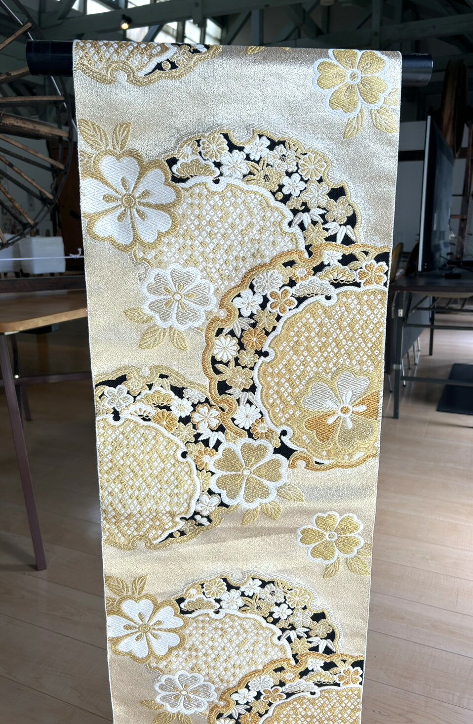 日本製絢爛豪華な正絹帯はぎれ170cm シルクはぎれ【金銀引き箔の縫い取り織】10cmあたり単価約150円です。人形細工、パッチワーク手芸、壺敷き、テーブルセンターなどに使えます。幅32cmの絹ハギレ、日本製