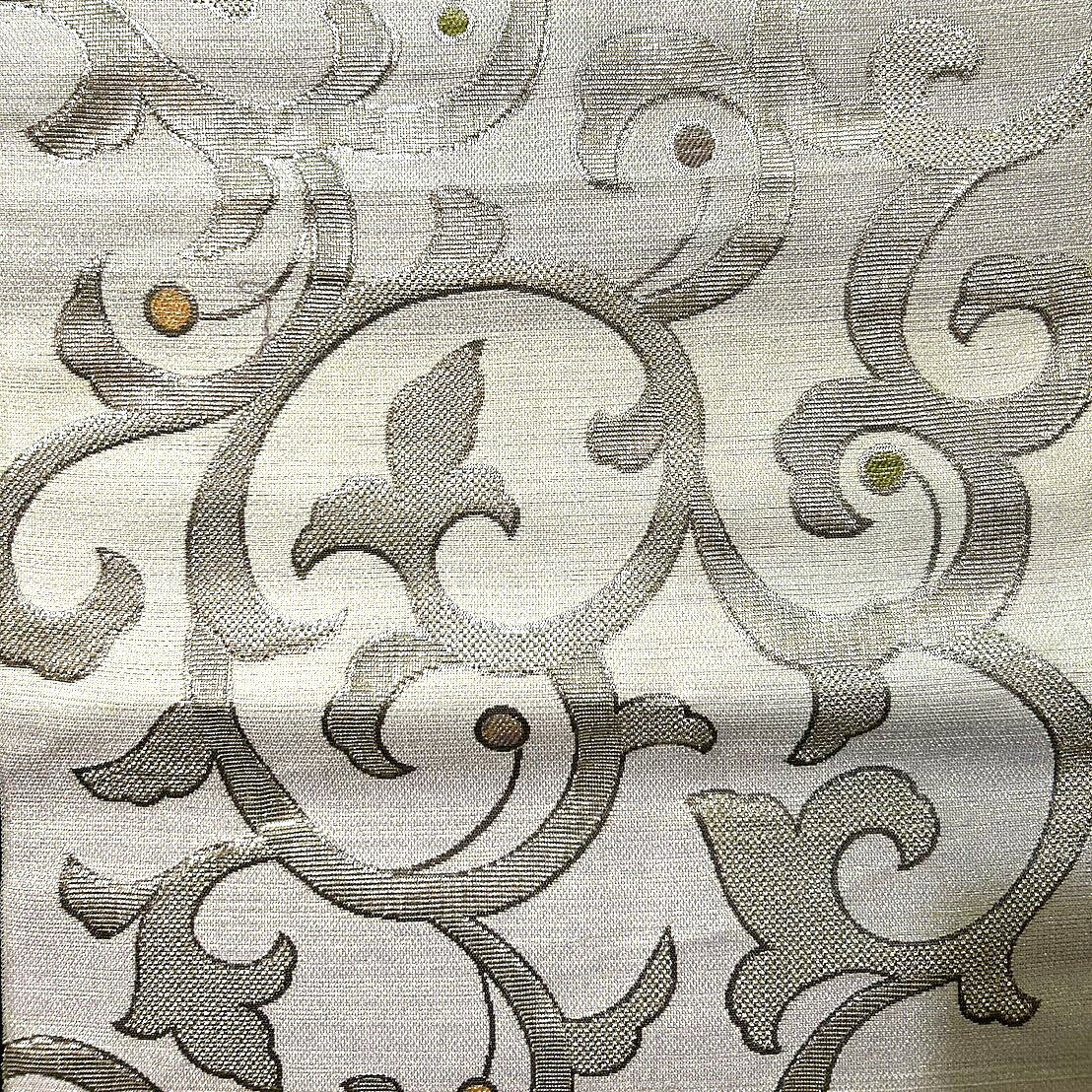 MAYUKO絹工房 Silk Factoryの日本製 正絹帯はぎれ 金銀引き箔 縫い取り織 幅33cm×長さ170cm シルク100％ 西陣織風 ジャカード織 パッチワーク 人形細工 和小物 手芸材料 テーブルセンター 豪華 絹はぎれ｜アングル2