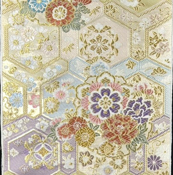 MAYUKO絹工房 Silk Factoryの日本製 正絹帯はぎれ 金銀引き箔 縫い取り織 幅33cm×長さ250cm シルク100％ 西陣織風 ジャカード織 パッチワーク 人形細工 和小物 手芸材料 テーブルセンター 豪華 絹はぎれ｜アングル2
