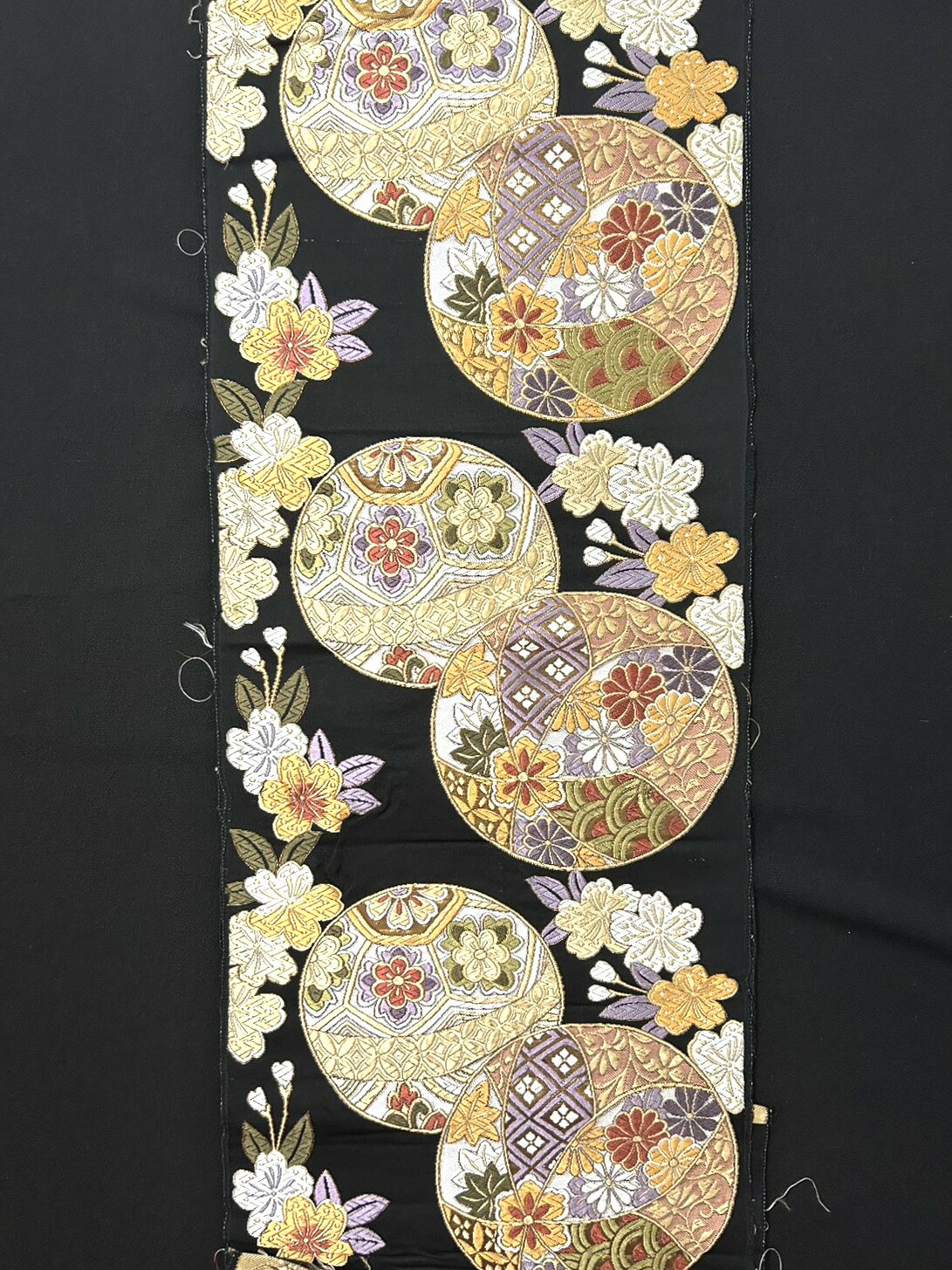 日本製 正絹帯はぎれ 金銀引き箔 縫い取り織 幅33cm×長さ230cm シルク100％ 西陣織風 ジャカード織 パッチワーク 人形細工 和小物 手芸材料 テーブルセンター 豪華 絹はぎれ