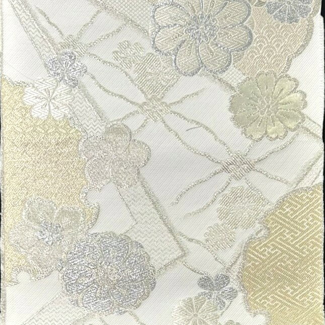 MAYUKO絹工房 Silk Factoryの日本製 正絹帯はぎれ 金銀引き箔 縫い取り織 幅33cm×長さ220cm シルク100％ 西陣織風 ジャカード織 パッチワーク 人形細工 和小物 手芸材料 テーブルセンター 豪華 絹はぎれ｜アングル2