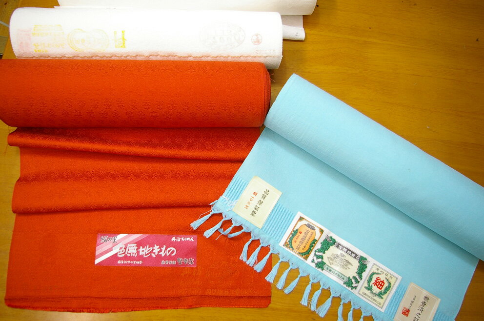 羽尺 コート 帯揚げ 無地染め加工代 正絹白生地反物が5m〜10mくらいまでの長さの染色代 誂え染め 色無地染色 染め加工 染色代 炊きぞめ 浸染 引き染め加工...