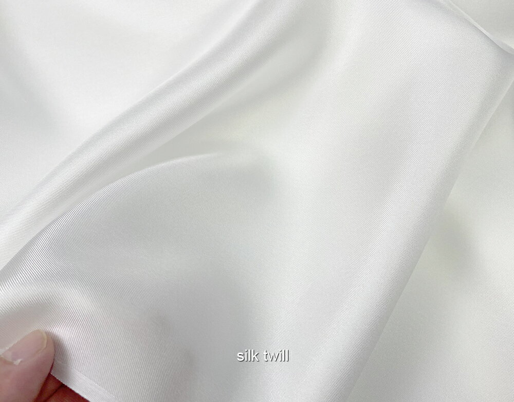 楽天MAYUKO絹工房 Silk Factory少し長め size 35×150cm 草木染できる シルク100％ 縫製済み白スカーフ12匁シルクツイル綾織り 卸し値販売【縫い糸もシルク】白スカーフしなやかで肌触りのよい生地。日本製/silk100％/あかすり/保湿/美容シルク/お化粧タオル/枕カバー可/mayuko