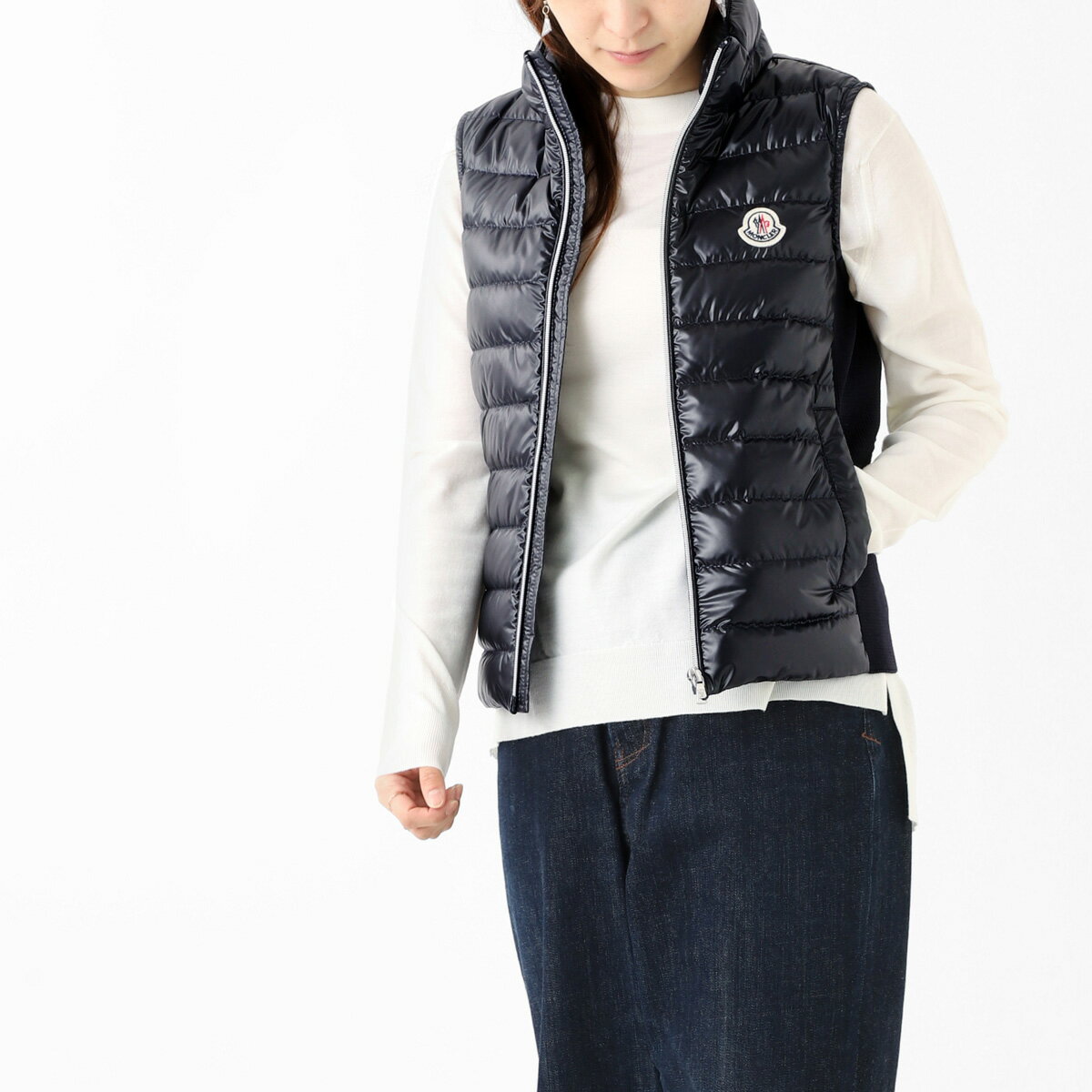 BRANDモンクレール/MONCLERITEMダウンベスト/ジレ/BAKUROItem No.bakuro-1a00087-595zj-778管理： CCBLU TTWN NNWWモンクレール/MONCLER ダウンベスト "BAKURO"サイドに設えたリブ編みのトリムがポイントのキッズラインのライトダウンベスト「BAKURO」。ややタイトに設計したすっきりとしたシルエットに仕上げています。襟元には折りたたみのフードを備えており、シーンに合わせてお使いいただけます。ハイシーズンにはインナーとしても着用できる軽やかな着心地も嬉しいポイント。スポーティなデザインの中にも、メゾンらしいスタイリッシュさを組み込んだ1着です。こちらの商品は親子ペアで着用できるようにサイズ展開されております。(品番 bakuro-595zj-b)キッズコーナーも是非、ご覧ください。【素材・風合い】ボディには美しい艶が特徴のポリエステルを、中綿にはこだわりの上質なダウンを充填しています。【ブランド解説】1952年に設立された「MONCLER（モンクレール）」は、登山家のための軽量かつ保温性に優れたダウンウエアを開発すべく、フランス人としてヒマラヤ初登頂を果たしたリオネル・テレイを招聘。世界のアルピニストから絶大な信頼を得て、1980年代にはモードの世界でも高い評価を獲得。現在は高機能で高品質、かつファッショナブルと、三拍子揃ったダウンウエアの王者として君臨しています。また2010年には、都会的かつモダンに新解釈されたウィンタースポーツウェアを提案するスペシャルライン「MONCLER GRENOBLE（モンクレールグルノーブル）」をスタート。さらに2018年からは、「世界中から著名な8人のクリエイターを招き、各々の個性を生かしたコレクションを展開する」というレモ・ルッフィーニ会長兼CEOの壮大な構想により、コラボレーションプロジェクト「MONCLER GENIUS（モンクレールジーニアス）」を開始。その陣容は毎年変遷し、藤原ヒロシ氏やマシュー・ウィリアムズ氏、ジョナサン・ウィリアム・アンダーソン氏といった世界の第一線で活躍するクリエイターたちの豪華競演で話題を集めています。※サプライヤー保護のため、モンクレール各商品に付属するプロダクトIDタグは取り外し、コントロールタグはカットしています。品質や真贋の面では問題ありませんのでご安心ください。 NAVY表地:100%ポリエステル裏地:100%ポリエステル中綿:90%グースダウン 10%フェザー宅配便はラッピング可&nbsp;12胸囲肩巾着丈12サイズ88365314サイズ923856