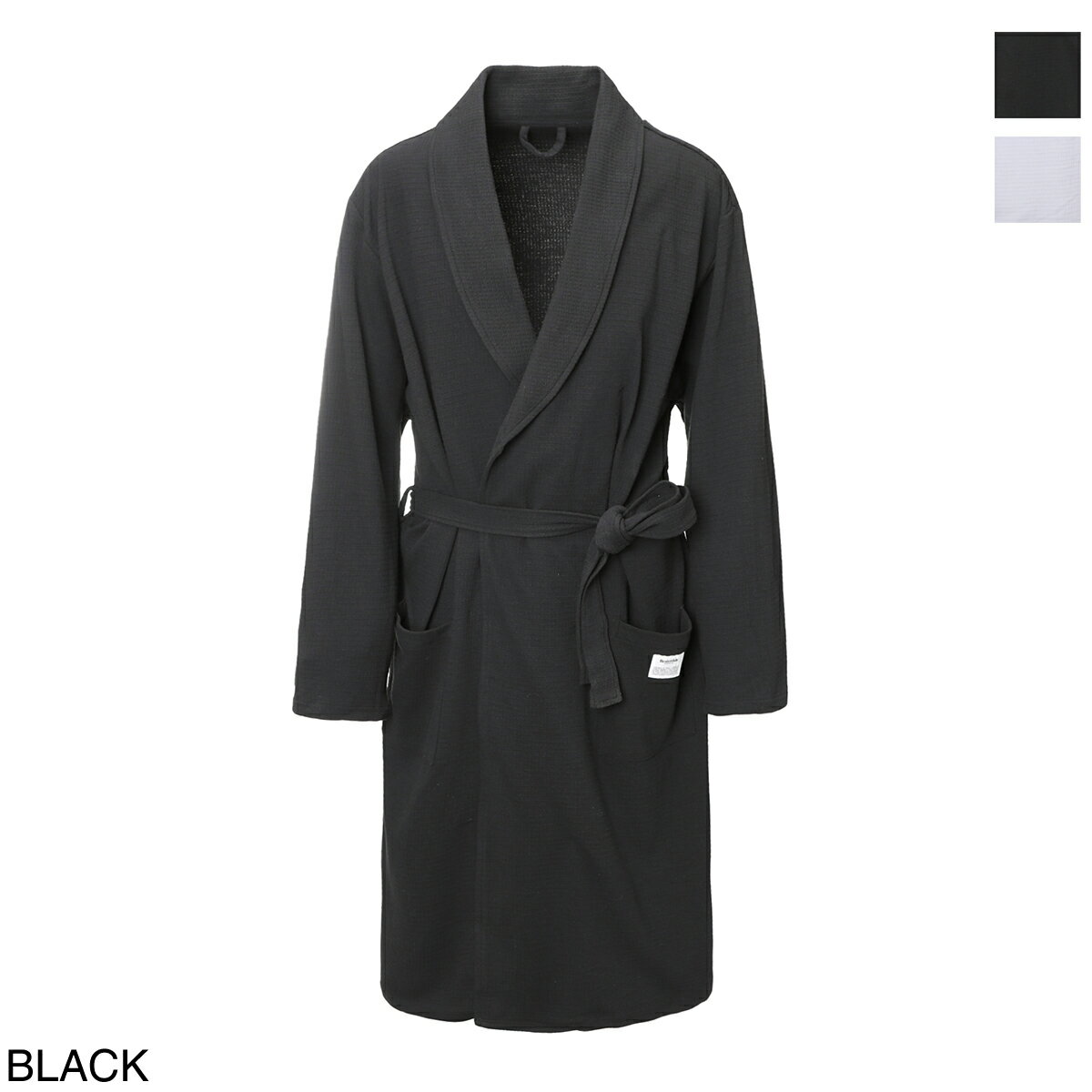 BRANDレステロッズ/ResterodsITEMバスローブ/BATHROBE ORGANIC COTTONItem No.17997-94-1, 17997-94-9管理： CCWHT CCBLK TTMNレステロッズ/Resterods バスローブ "BATHROBE ORGANIC COTTON"ポケットにアイコニックなロゴパッチを配したバスローブ。オーガニックコットンを贅沢に使用し凹凸のある立体的な生地に仕上げることで、しっかりとした吸水性の高さが特徴。軽やかな着用感で優しく身体を包みこみ、バスタイム後もリラックスしてお過ごしいただけます。ご自身用にはもちろん、普段とはまた一味違ったプレゼントとしてもお薦めのアイテムです。【素材・風合い】メゾンこだわりの上質なオーガニックコットンを贅沢に採用。吸水性に優れており、柔らかく軽やかな生地感に仕上げています。【ブランド解説】1935年にスウェーデンの小さな村、レステロードにてマットソン兄弟が創業したアンダーウエアブランド「Resterods（レステロッズ）」。彼らが購入した中古の旋回メリヤス編み機で下着のデザインを始めたのがその起源であり、やがてそのナチュラルな伸縮性と縮みやねじれのない卓越したクオリティが評判を呼び、軍や病院などでも採用されるなど高い評価を獲得していきました。2006年からはフルラインのウエアコレクションに拡大。ブランドとして飛躍を遂げる一方、今なお創業当時のレステロッズ・トリコット工場を拠点に製造を続けており、確かな品質と万人に対応し得る汎用性の高さで世界中の男女に広く愛され続けています。WHITEBLACK100%コットン宅配便はラッピング可胸囲肩巾袖丈裄丈着丈S-Mサイズ120575886.5109