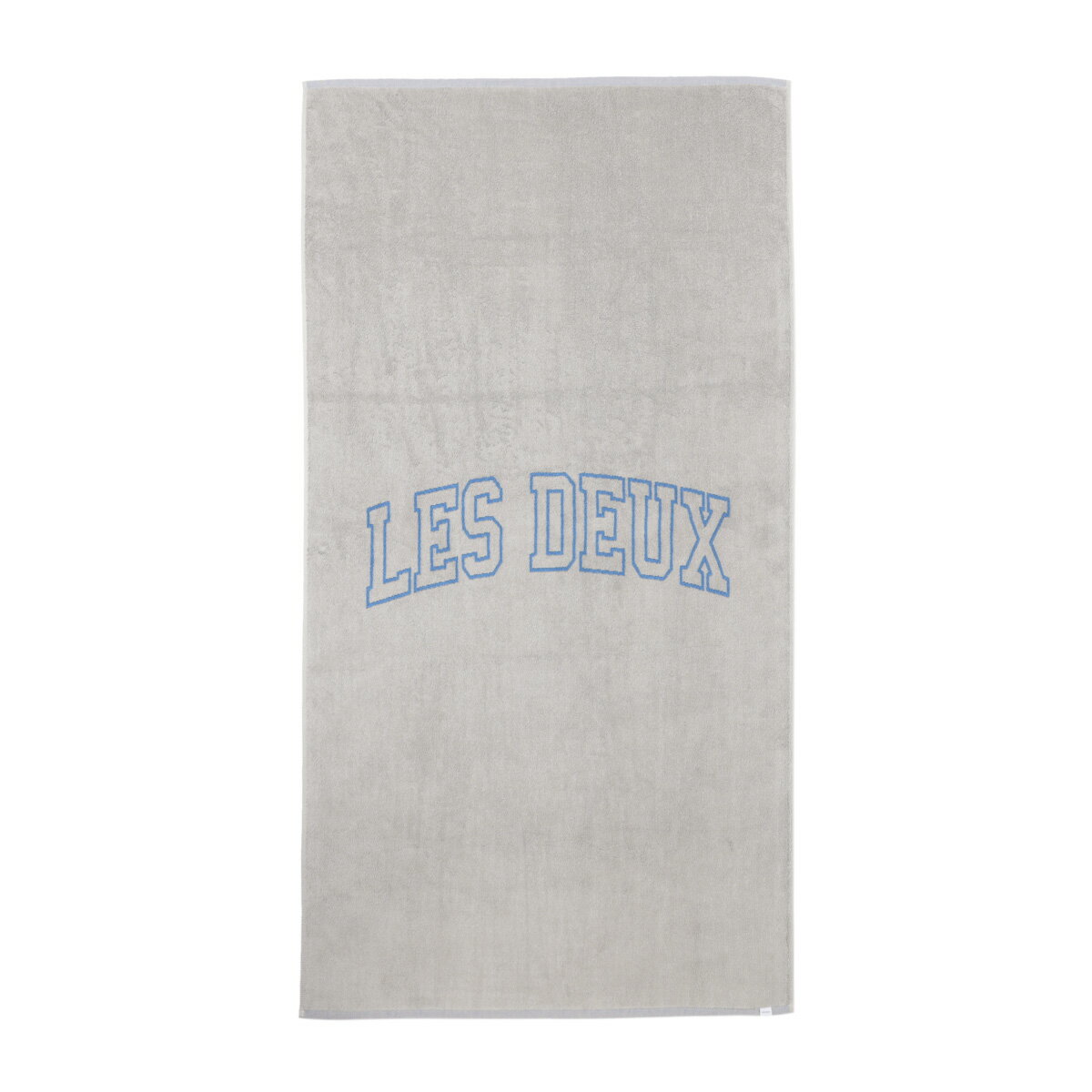 BRANDレドゥ/Les DeuxITEMビーチタオル/BLAKEItem No.ldm980030-815471管理： CCBEG TTMNレドゥ/Les Deux ビーチタオル "BLAKE"カレッジスタイルのレタリングロゴが特徴の「BLAKE」シリーズのビーチタオル。コントラストカラーの効いたミニマルなデザインです。チェアに掛けても、身体に纏ってもビーチシーンをより華やかに格上げしてくれるアイテム。旅先やアクティブなシーンなどはもちろん、ご自宅のリビングやバスルームにも映える洗練されたビジュアルも魅力のひとつ。ご愛用はもちろんのこと、贈り物としてもお薦めの逸品です。【素材・風合い】伝統的なフロッテ織りで仕上げており、厚みのある生地感で優れた吸水性・通気性を誇ります。【ブランド解説】2011年、デンマークのコペンハーゲン市内のバーで偶然に出逢ったとある学生とクリエイター、彼らふたりの異なる個性やルーツが共鳴し合い、新たなるブランドを創業するに至ります。その経緯からフランス語で「2」を示す「Les Deux（レドゥ）」と名付けられ、やがて新たな仲間たちを迎えながら飛躍的に成長。北欧らしいクリーンでシンプルなデザインの中に、刺繍やプリントなどの遊び心、そして都会的なエッセンスを加えた、洗練された印象のカジュアルウエアで人気を博しています。LIGHTSAND×PALACEBLUE100%コットン宅配便はラッピング可縦横FREEサイズ82160