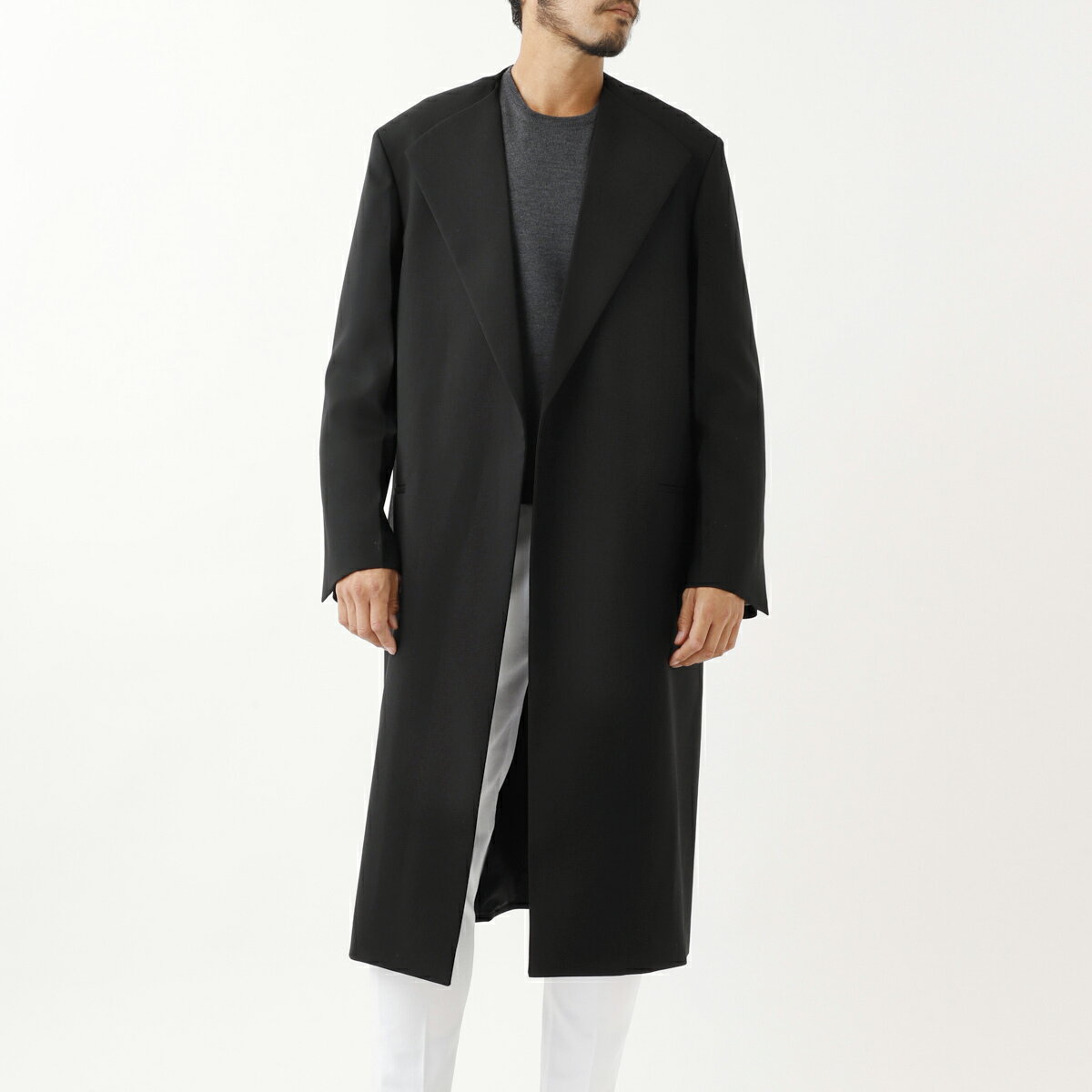 BRANDジルサンダー/JIL SANDERITEMロングコート/COAT 09 TMItem No.j21aa0102-j41136-001管理： CCBLK TTMN NNWWジルサンダー/JIL SANDER ロングコート "COAT 09 TM"オーバーサイズのストレートカットでメゾンらしいシルエットに仕上げたロングコート。大きなラペルが美しいネックラインを演出しています。全体的にゆとりを持たせ程よいルーズさを醸し出しつつ、すっきりとしたシルエット、センターベントや生地の艶も相まって上品な印象をも——同じ生地を使用したトラウザーズ(品番 j21ka0125-41136)とのセットアップでもお愉しみいただける1着です。【素材・風合い】さらりとした肌触りと軽やかな着心地が特徴の、ファインウールギャバジン生地を採用しています。【ブランド解説】1968年、ジル・サンダー氏が自らの名を冠し、ドイツ・ハンブルグにブティックを開設。「JIL SANDER（ジルサンダー）」はミニマムで洗練されたデザインに高品質な素材、精度の高いカッティングを追求する姿勢で評価を高め、現代を代表する高級メゾンの一角としてその地位を確固たるものとしてきました。1997年秋冬よりメンズラインを開始し、98年にはプーマとコラボレーションで発表したレザースニーカーが話題を集めるなど世界的にも躍進。その後21世紀に入ると、ミラン ヴィクミロビッチ氏（2001AW〜2003AW）やラフ・シモンズ氏（2006AW〜2012AW）、ロドルフォ・パリアルンガ氏（2015SS〜2017AW）ら名立たるデザイナーたちを続々と招聘、創業者であるジル氏の幾度かの復帰と退任を経ながら、2017年4月からは共同クリエイティブ・ディレクターとしてルーシー＆ルーク・メイヤー夫妻が就任。ミニマリズムを超えた「純粋な美」を追求する彼らのもと、ジル・サンダーは新たな可能性を開拓、今なお弛まぬ進化を続けています。BLACK表地:100%ウール裏地:100%コットン袖裏:100%キュプラ宅配便はラッピング可&nbsp;46胸囲胴囲肩巾袖丈裄丈着丈44サイズ112110516792.512346サイズ11611452679312448サイズ120118536793.5125