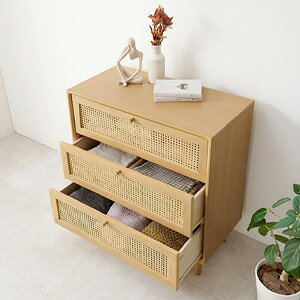 ラタン かごめ編み チェスト 幅80 RCH-1241 ラタン素材 かごめ編みチェスト 幅80 天然素材のラタンでかごめ編みを施した引出しが、木のぬくもりに馴染みながら透け感を演出するオシャレな3段チェストです。編み目の隙間から中が少し見え...