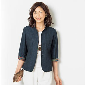 レディースジャケット　綿100％ 三河縞をあしらったシックなジャケット。日本製。 春夏秋、お出かけ時にさっと羽織れる一枚。 上品なミセスファッションです。 レディースジャケットの特徴 多色の先染めで織り上げられた三河木綿に、襟から前立て裏と袖口の内側にも三河縞をあしらい、ひと味違った印象のレディースジャケット。首元を美しく見せるラインで着る人を魅力的に。綿100％の日本製です。 レディースジャケット　商品詳細 【商品名】 三河木綿ストライプ使いジャケット 【サイズ】 M、L、LL 【素材】 無地部分／綿100％（三河木綿）、柄部分／綿100％（三河木綿） 【仕様】 前ボタン全開（2個）、袖口スリット（約4cm） 【区分】 ファッション 【製造国】 日本製 広告文責 株式会社エヌ・エス・ティー　076-254-0557レディースジャケット