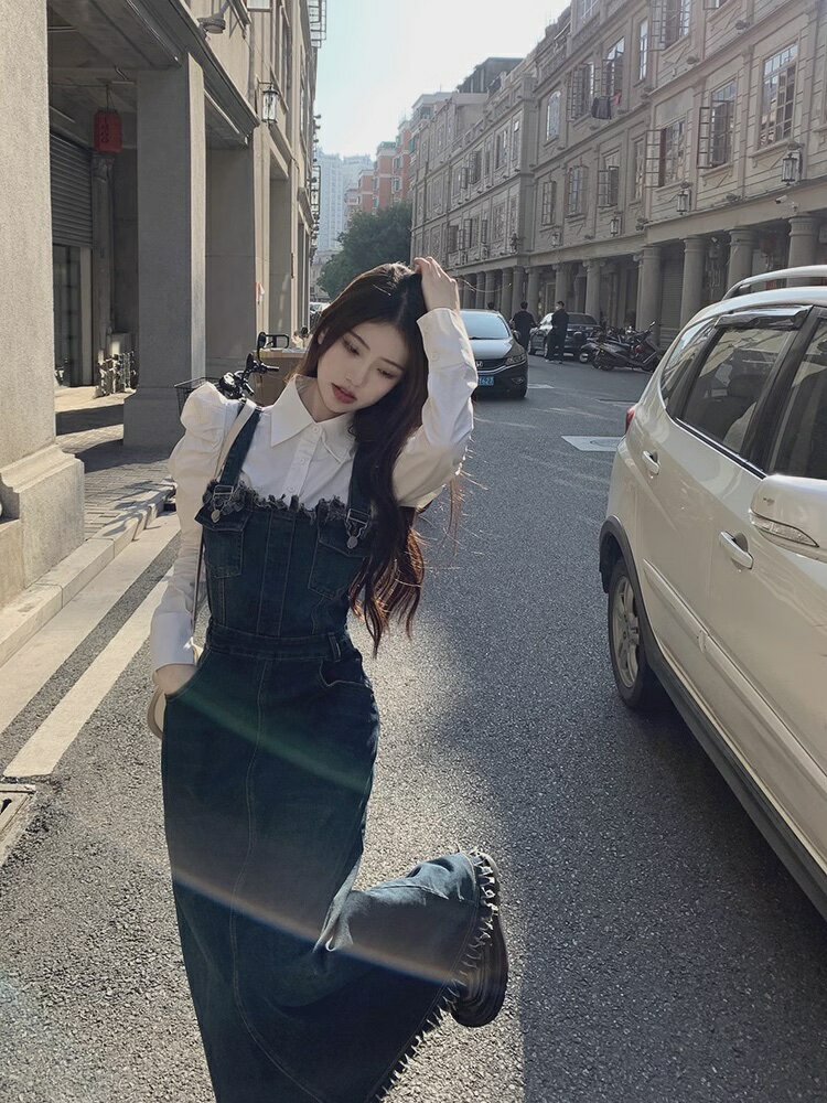 【セット】デニムワンピース＋ホワイトシャツ. セットアップ レイヤードコーデ フリンジデニムワンピース. 長袖シャツ サスペンダーデニムワンピース デニムワンピ レディース 可愛い デート a4693