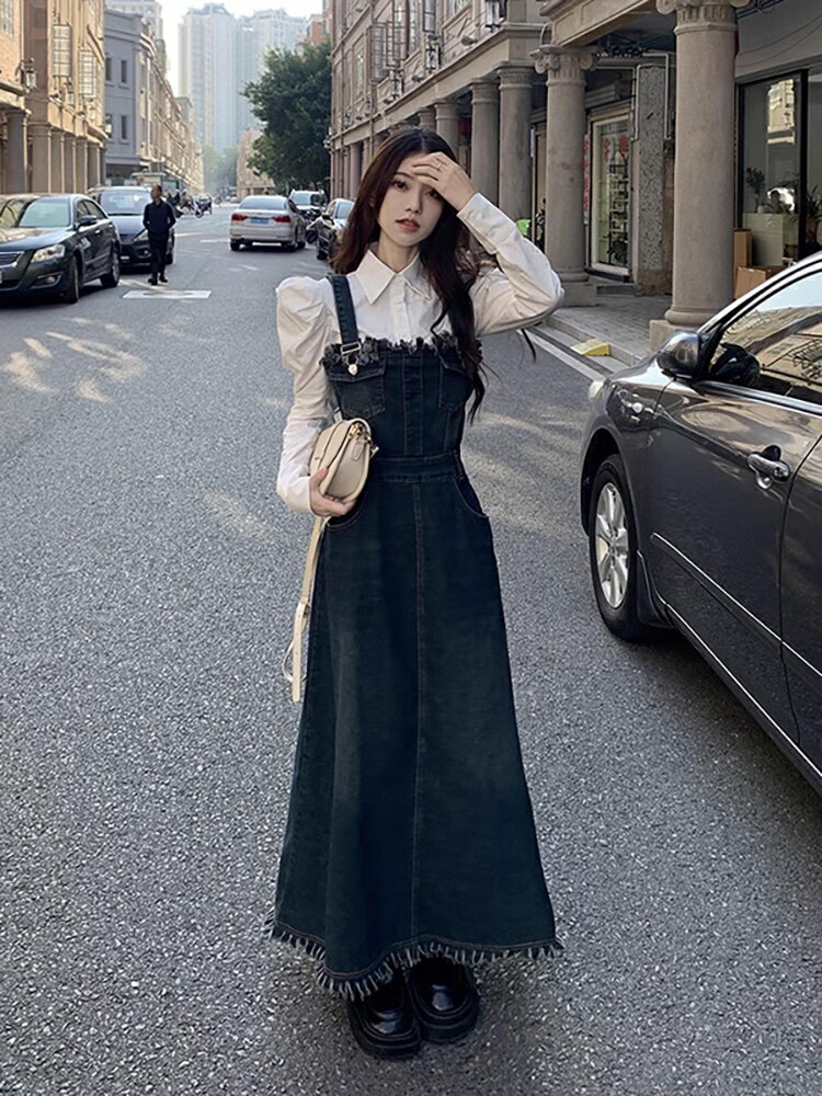 【セット】デニムワンピース＋ホワイトシャツ. セットアップ レイヤードコーデ フリンジデニムワンピース. 長袖シャツ サスペンダーデニムワンピース デニムワンピ レディース 可愛い デート a4693