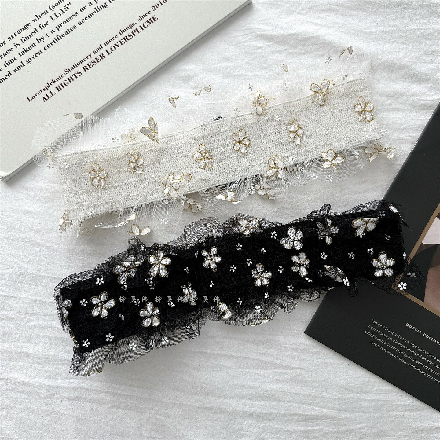 花柄刺繍 レースベルト C763花柄刺繍のレースベルト。2色の商品比較、ジャケットに合わせた着用例、レースと留め具を確認できます。仕様ウエスト部分ゴム購入欄の選択肢1ブラック／ホワイトベルト1点です。写真のジャケット等は含まれません。掲載65～88cmの採寸箇所・対応ウエストの詳細は未掲載です。採寸方法により2～4cmの誤差が生じる場合があります。撮影時の照明やモニター環境により、写真と実物の色味が異なる場合があります。掲載寸法（cm）掲載サイズ（元表記）65～88ご注文までの確認手順1．販売内容・掲載写真・寸法をご確認ください。2．購入欄でご希望の選択肢と数量をお選びください。3．表示された納期情報と送料条件を確認し、買い物かごへお進みください。お取り寄せ・在庫についてご注文後に海外仕入先へ発注する商品です。仕入先の在庫変動により、ご注文後に欠品が判明し、商品をご用意できない場合があります。発送後のお届けにも日数を要します。発送目安・在庫のご案内を見るご着用予定日がある方は、ご注文前にショップへお問い合わせください。合わせて探す同じカテゴリの商品を比較する花柄刺繍 レースベルト C763花柄刺繍のレースベルト。2色の商品比較、ジャケットに合わせた着用例、レースと留め具を確認できます。仕様ウエスト部分ゴム購入欄の選択肢1ブラック／ホワイトベルト1点です。写真のジャケット等は含まれません。掲載65～88cmの採寸箇所・対応ウエストの詳細は未掲載です。採寸方法により2～4cmの誤差が生じる場合があります。撮影時の照明やモニター環境により、写真と実物の色味が異なる場合があります。掲載寸法（cm）掲載サイズ（元表記）65～88ご注文までの確認手順1．販売内容・掲載写真・寸法をご確認ください。2．購入欄でご希望の選択肢と数量をお選びください。3．表示された納期情報と送料条件を確認し、買い物かごへお進みください。お取り寄せ・在庫についてご注文後に海外仕入先へ発注する商品です。仕入先の在庫変動により、ご注文後に欠品が判明し、商品をご用意できない場合があります。発送後のお届けにも日数を要します。発送目安・在庫のご案内を見るご着用予定日がある方は、ご注文前にショップへお問い合わせください。ブラックの着用イメージホワイトの着用イメージレースと留め具合わせて探す同じカテゴリの商品を比較する【商品について】・当ショップは、全て海外からの仕入れ品となります。・海外製品には、縫製や糸の始末が荒い、ほつれがある、生地がつれている、ボタンの縫い付けが不十分である、小さな汚れ・傷がある、といった場合がございます。・一部デザインの変更がある場合がございます。・検品の上 、着用に支障をきたさないと判断したものは良品の範疇として販売しております。・万が一、買付店舗に在庫が無い場合はキャンセルさせて頂きます。　・注文後のキャンセルは承っておりません。【発送について】発送予定は、購入欄の納期情報をご確認ください。・発送後のお届けまでの日数は、配送状況により異なります。・よりリーズナブルなお値段を提供するため、海外直送方式にて商品をお届けしております。※配送業者の保管期限内に商品を受け取られなかった場合、商品は破棄されます。※必ず配送業者の保管期限内にお受け取り頂けますようお願いいたします。【返品について】・不良品以外の返品は承ることができませんことご了承願います。・イメージと違う・サイズが合わない場合等も交換、返品対応は致しかねます。・先述のとおり、海外製品の縫製の荒さやボタン付けの甘さ、ほつれ・汚れ・小さな傷等は良品の範疇とみなしております。・到着後3日以上経過したご返品を承ることができないです。ご連絡が無いまま商品をご返送された場合、 交換や返品ができないので、ご注意ください。・送料はお客様負担となります。★ここまでお読み頂きありがとうございます★返品・交換の可否は、レビュー内容にかかわらず、商品状態と当店の返品・交換条件に基づいて判断します。