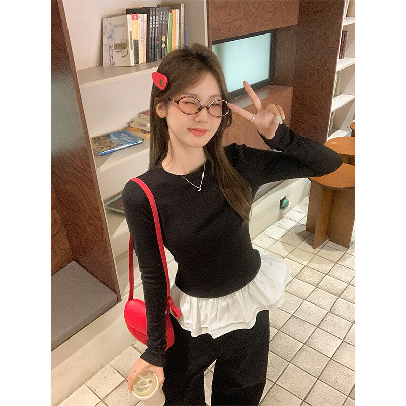 ペプラム切り替えトップス ブラック×ホワイト フェミニン 長袖カットソー レイヤード風 着痩せ効果 韓国ファッション ペプラムトップス モノトーンコーデ レディース トップス 大人可愛い カットソー フリルトップス 長袖 tops C512