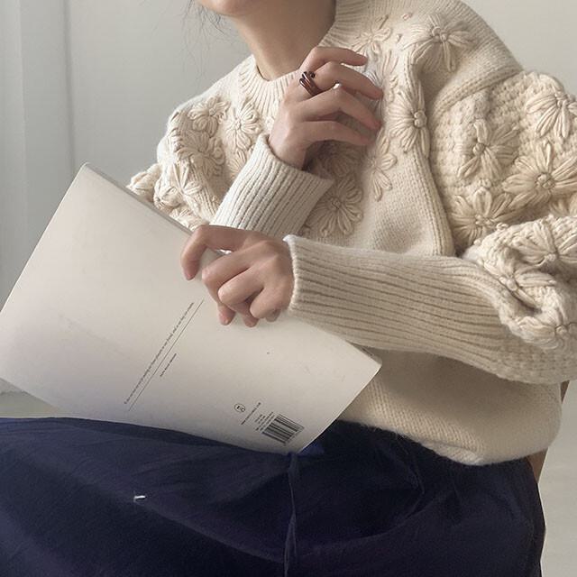 Rakuten - 立体刺繍フラワーニットセーター 花刺繍 ニット セーター 長袖 ランタンスリーブ トップス レディース 2カラー a3727