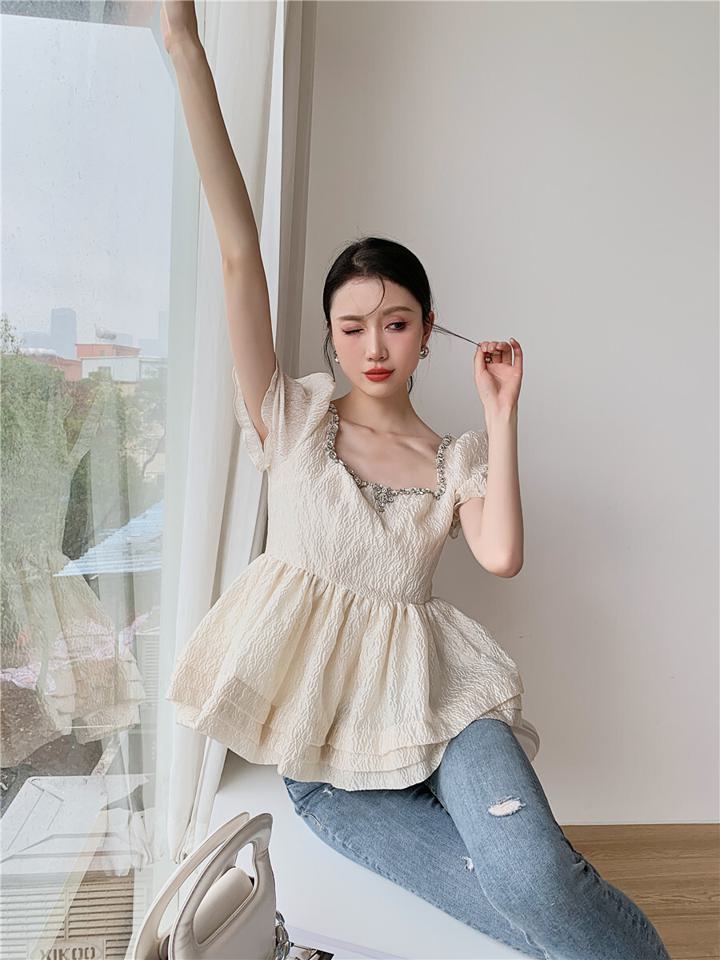 ラインストーンフレアブラウス パフスリーブ チュニック ショートトップス レディース. ブラウス カットソー トップス 裾フレア ふんわり 半袖トップス スクエアカラー a4248