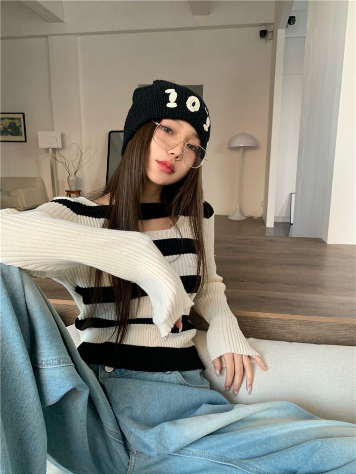 ボーダーリブニット カットアウト ボーダー柄 リブニット トップス レディース ニット セーター 長袖 ショート丈 可愛い オシャレ ガーリー カジュアル ストリート系 スタイルアップ 10代 20代 30代 40代 C343