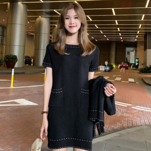 ステッチの可愛いデザイン♪キレイめスタイルにピッタリのワンピースです。【サイズ】＊トップス＊肩幅38cm 袖丈18cm バスト86cm 着丈81cm＊ワンピース＊肩幅38cm 袖丈60cm バスト88cm 着丈60cm【カラー】ワンカラー注：手動測定にて、2〜4 cmの誤差が生じる場合がございます。撮影ライトとモニターの関係で、写真と異なる場合がございます。✴新型コロナウィルスの影響で通常よりお届けにお時間がかかる場合がございます。予めご了承くださいませ。♦♦必ずお読みください♦♦【商品について】・当ショップは、全て海外からの仕入れ品となります。・海外製品には、縫製や糸の始末が荒い、ほつれがある、生地がつれている、ボタンの縫い付けが不十分である、小さな汚れ・傷がある、といった場合がございます。・一部デザインの変更がある場合がございます。・検品の上 、着用に支障をきたさないと判断したものは良品の範疇として販売しております。・万が一、買付店舗に在庫が無い場合はキャンセルさせて頂きます。　・注文後のキャンセルは承っておりません。【発送について】＜発送時期＞ご入金確認後、土日・祝日を除いた7〜14営業日以内に発送いたします。・発送からお届けまで、7日〜30日ほどかかります。・よりリーズナブルなお値段を提供するため、海外直送方式にて商品をお届けしております。※配送業者の保管期限内に商品を受け取られなかった場合、商品は破棄されます。※必ず配送業者の保管期限内にお受け取り頂けますようお願いいたします。【返品について】・不良品以外の返品は承ることができませんことご了承願います。・サイズが合わない場合等も交換、返品対応は致しかねます。・先述のとおり、海外製品の縫製の荒さやボタン付けの甘さ、ほつれ・汚れ・小さな傷等は良品の範疇とみなしております。・到着後3日以上経過したご返品を承ることができないです。ご連絡が無いまま商品をご返送されたり、悪い評価をなされた場合、 交換や返品ができないので、ご注意ください。・送料はお客様負担となります。♦ここまでお読み頂きありがとうございます♦