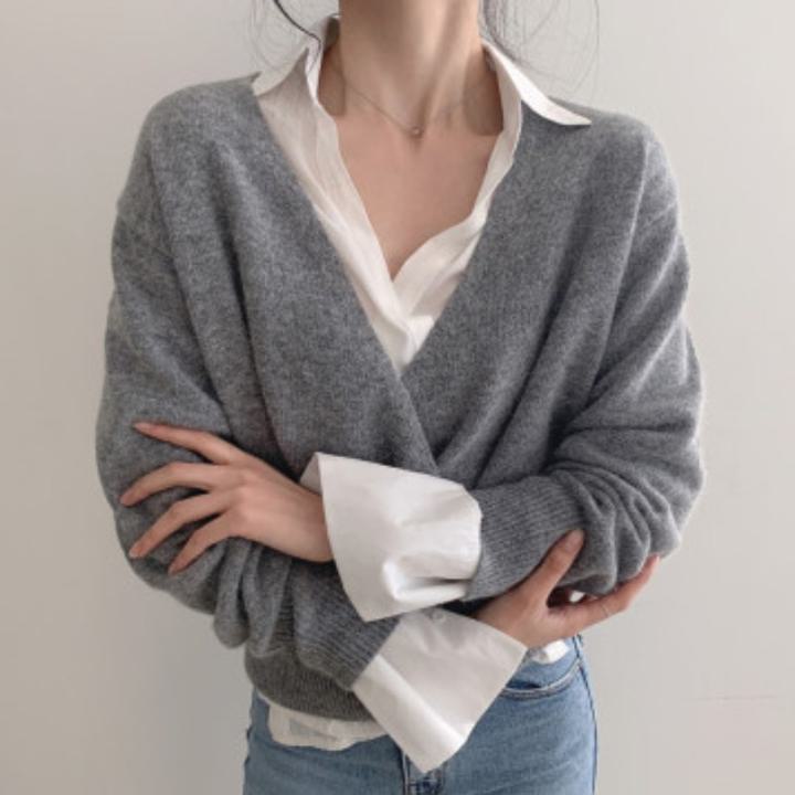 【日本未発売】Vネック長袖セーターモデルの様にインナーにシャツを入れクールに決める事が出来ます＾＾ビジネスコーデにオススメです♪♪♪【サイズ】ワンサイズ肩幅42cm、胸幅51cm（伸縮性有）、袖長58cm、衣服長59cm【カラー】グレー、ピンク注：手動測定にて、2〜4 cmの誤差が生じる場合がございます。撮影ライトとモニターの関係で、写真と異なる場合がございます。✴新型コロナウィルスの影響で通常よりお届けにお時間がかかる場合がございます。予めご了承くださいませ。♦♦必ずお読みください♦♦【商品について】・当ショップは、全て海外からの仕入れ品となります。・海外製品には、縫製や糸の始末が荒い、ほつれがある、生地がつれている、ボタンの縫い付けが不十分である、小さな汚れ・傷がある、といった場合がございます。・一部デザインの変更がある場合がございます。・検品の上 、着用に支障をきたさないと判断したものは良品の範疇として販売しております。・万が一、買付店舗に在庫が無い場合はキャンセルさせて頂きます。　・注文後のキャンセルは承っておりません。【発送について】＜発送時期＞ご入金確認後、土日・祝日を除いた7〜14営業日以内に発送いたします。・発送からお届けまで、7日〜30日ほどかかります。・よりリーズナブルなお値段を提供するため、海外直送方式にて商品をお届けしております。※配送業者の保管期限内に商品を受け取られなかった場合、商品は破棄されます。※必ず配送業者の保管期限内にお受け取り頂けますようお願いいたします。【返品について】・不良品以外の返品は承ることができませんことご了承願います。・サイズが合わない場合等も交換、返品対応は致しかねます。・先述のとおり、海外製品の縫製の荒さやボタン付けの甘さ、ほつれ・汚れ・小さな傷等は良品の範疇とみなしております。・到着後3日以上経過したご返品を承ることができないです。ご連絡が無いまま商品をご返送されたり、悪い評価をなされた場合、 交換や返品ができないので、ご注意ください。・送料はお客様負担となります。♦ここまでお読み頂きありがとうございます♦