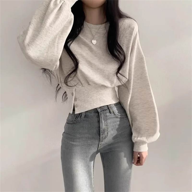 乐天商城 - レディース トップス ショート丈 ボタンヘム 萌袖 トレーナー ラウンドネック 綿 スウェット 大人可愛い かっこいい ボタン ドロップショルダー 長袖 ボリューム袖 かわいい アシンメトリー ポリエステル おしゃれ コットン カジュアル