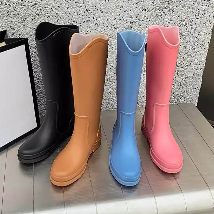 乐天商城 - レディース ブーツ ウォーターシューズ PVC シンプル レインブーツ 秋 大人可愛い 長靴 キュート 夏 オールシーズン 柔らかい 3cm 春 防水 おしゃれ カジュアル ロングブーツ 滑り止め ラウンドトゥ ハイチューブ 冬 無地