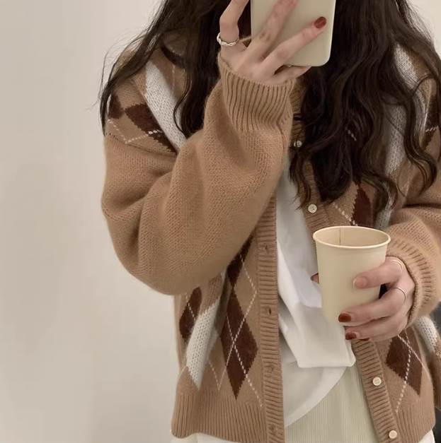 Rakuten - レディース トップス カーディガン ストレート ふっくら ニット レトロ ふわふわ セーター 大人可愛い おしゃれ ガーリー 前開き 上着 上品 スリム 中厚手 ボタン アウター スクープネック ルーズ 長袖 こなれ感 きれいめ 羽織