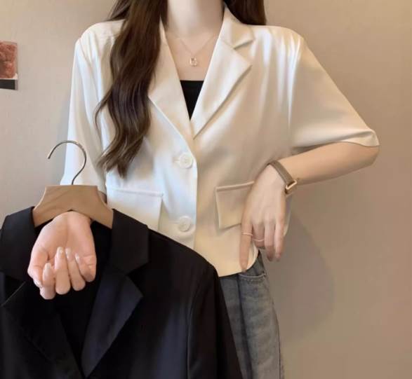 Rakuten - レディース トップス アウター ボタン ベーシック ジャケット ショート 5分袖 スーツ 春 半袖 上品 夏 クラシカル おしゃれ 秋 ポケット ストレート 都会的 襟付き 上着 きれいめ シンプル 無地 かっこいい 前開き フォーマル