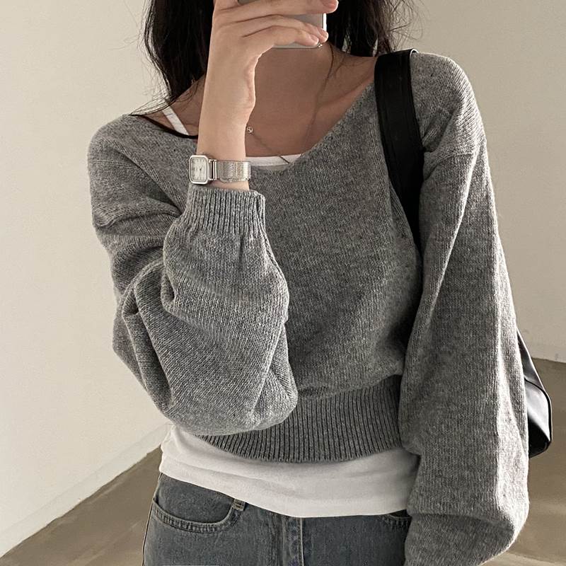 何でも合う、大人可愛いレディースニットセーター。シンプルなデザインながら、ワイドな襟元のシルエットが女性らしさを引き立てます。ショート丈なので、ハイウエストのボトムスとの相性も抜群！ベーシックな色展開とワントーンが大人かわいいデザイン。寒い季節にはもちろん、春先や秋の肌寒い日にもレイヤードできる便利なアイテムです。色展開 グレー ネイビー アプリコットサイズ フリーサイズサイズ(cm)フリーサイズ /着丈 53 /バスト 106 /袖丈 49《商品について》※当ショップは海外からのノーブランド商品になります。海外製品のため日本商品に比べ品質が劣る場合がございます。糸のほつれ、多少の汚れやシミ、ファスナーが固い、デザインの若干の違いなどは不良品には該当しませんのでご了承ください。お手持ちの携帯やPCの画面設定の影響により、実物と色味が異なって見える場合がございます。※当ショップはお客様より注文を確認した上でメーカーに発注しておりますので返品、交換は出来かねます。ご了承下さいませ。《発送について》お取り寄せ商品のため、ご入金確認後、お届けまでに「10-24日程度」のお時間がかかります。通常よりもお時間がかかってしまう場合もございます。欠品や商品の不具合などにより、商品をお届けすることができず、ご注文をキャンセルさせていただく場合もございますのでご了承ください。※当ショップの商品はお取り寄せ商品につき、入金確認後メーカーへ発注させて頂きます。※メーカーにて在庫切れの場合は、速やかに返金させて頂きます。《返品についての特約に関する事項》ご注文確定後、発注後のキャンセルやサイズなどの内容変更は承っておりません。注文時によくご確認ください商品に欠陥がある場合を除き、基本的には返品や交換には応じません。最後までご覧くださり、ありがとうございました。Rain-00664 《商品について》 ※当ショップは海外からのノーブランド商品になります。 海外製品のため日本商品に比べ品質が劣る場合がございます。 糸のほつれ、多少の汚れやシミ、ファスナーが固い、デザインの若干の違いなどは不良品には該当しませんのでご了承ください。 お手持ちの携帯やPCの画面設定の影響により、実物と色味が異なって見える場合がございます。 ※当ショップはお客様より注文を確認した上でメーカーに発注しておりますので返品、交換は出来かねます。ご了承下さいませ。 《発送について》 お取り寄せ商品のため、ご入金確認後、お届けまでに「10-24日程度」のお時間がかかります。 通常よりもお時間がかかってしまう場合もございます。 欠品や商品の不具合などにより、商品をお届けすることができず、ご注文をキャンセルさせていただく場合もございますのでご了承ください。 ※当ショップの商品はお取り寄せ商品につき、入金確認後メーカーへ発注させて頂きます。 ※メーカーにて在庫切れの場合は、速やかに返金させて頂きます。 《返品についての特約に関する事項》 ご注文確定後、発注後のキャンセルやサイズなどの内容変更は承っておりません。 注文時によくご確認ください 商品に欠陥がある場合を除き、基本的には返品や交換には応じません。 最後までご覧くださり、ありがとうございました。 レディース トップス ニット セーター ショート 長袖 ラウンドネック かわいい 大人可愛い きれいめ シンプル カジュアル 上品 おしゃれ かっこいい レトロ こなれ感 ガーリー 主役級 存在感 クラシカル ナチュラル 春 秋 冬 発表会 10代 20代 30代 40代 お姉さん お呼ばれ お食事 推し活コーデ 参戦服 学生 学校 通学 お出かけ イベント ショッピング ライブ 韓国 オルチャン 楽ちん 体型カバー 普段使い 着回し モテ 清楚 トレンド 流行 定番 フリーサイズ グレー アプリコット rain-00664
