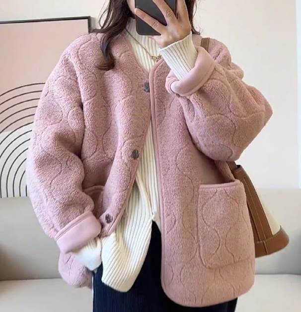 Rakuten - レディース トップス 上着 ふわふわ ボタン ジャケット ガーリー ポケット アウター 大人可愛い ラフ ラブリー 長袖 前開き レトロ もこもこ かわいい 厚手 羽織 ストレート キュート スタンドカラー ルーズ おしゃれ ボアジャケット
