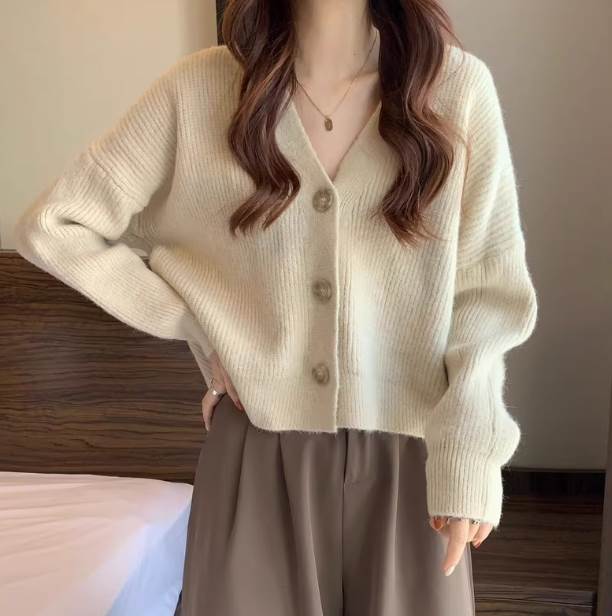 Rakuten - レディース トップス カーディガン ふっくら 抜け感 ニット 上着 前開き セーター 無地 羽織 きれいめ 秋 ルーズ 上品 冬 ストレート Vネック ガーリー 長袖 アウター ボタン 大人可愛い ナチュラル おしゃれ ふわふわ レトロ